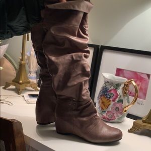 High brown boots ‘17 high. Baretrap